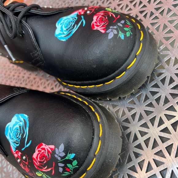 Doc Marten black  flowered lo tops, ladies size 9, Versatile Classic lace ups - Picture 3 of 12